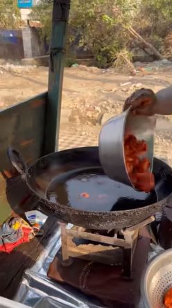 11 Potret pembuatan ayam goreng di India ini jorok, campur keringat dan helaian rambut di bumbu