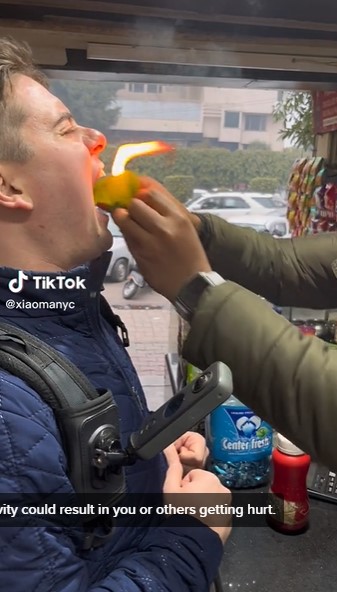 Warganet ini uji nyali mencicipi camilan berapi di India, bikin deg-degan lihatnya