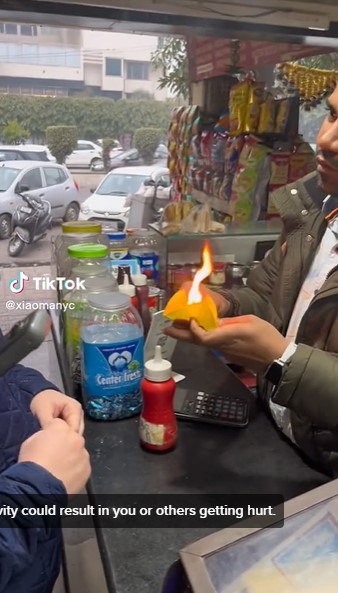 Warganet ini uji nyali mencicipi camilan berapi di India, bikin deg-degan lihatnya