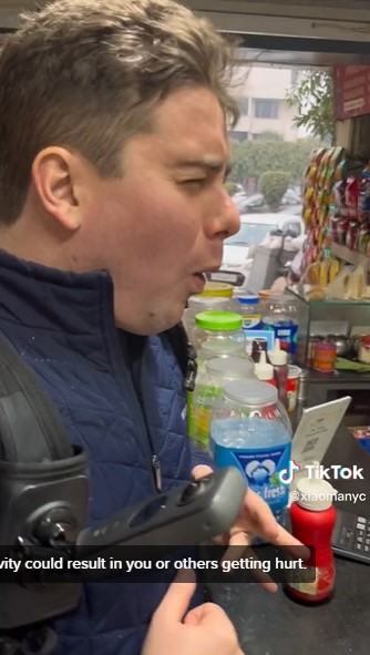 Warganet ini uji nyali mencicipi camilan berapi di India, bikin deg-degan lihatnya