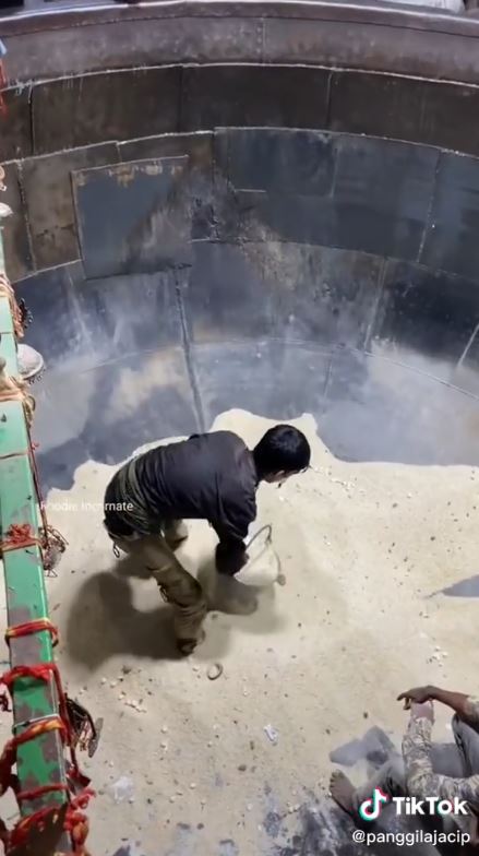 Pakai wajan bekas pasir, 11 potret pembuatan makanan porsi jumbo di India yang ini nggak higienis