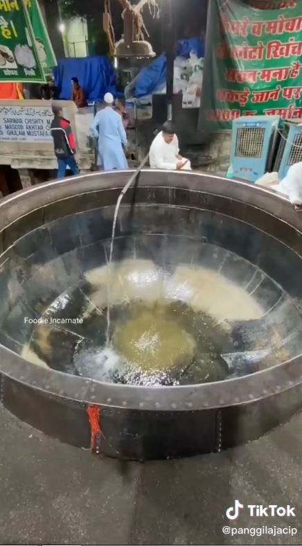 Pakai wajan bekas pasir, 11 potret pembuatan makanan porsi jumbo di India yang ini nggak higienis