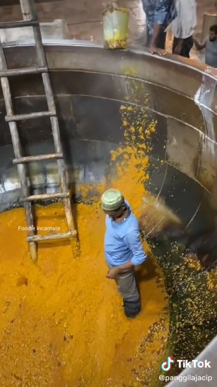 Pakai wajan bekas pasir, 11 potret pembuatan makanan porsi jumbo di India yang ini nggak higienis