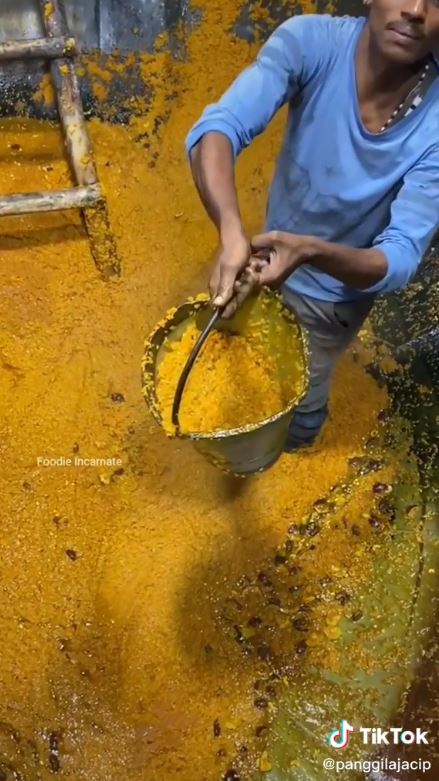 Pakai wajan bekas pasir, 11 potret pembuatan makanan porsi jumbo di India yang ini nggak higienis