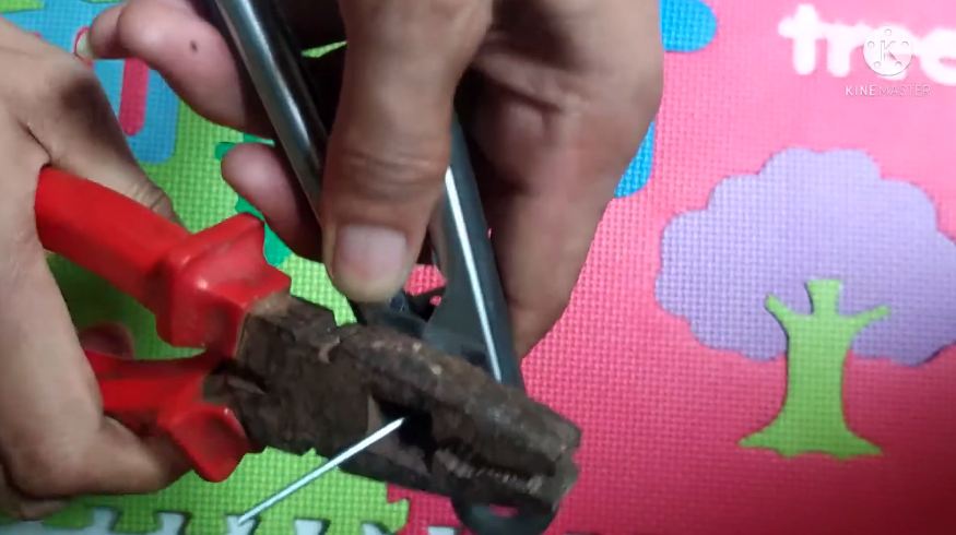 Cuma pakai hanger, ini cara mudah perbaiki capitan makanan yang rusak