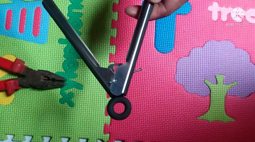 Cuma pakai hanger, ini cara mudah perbaiki capitan makanan yang rusak