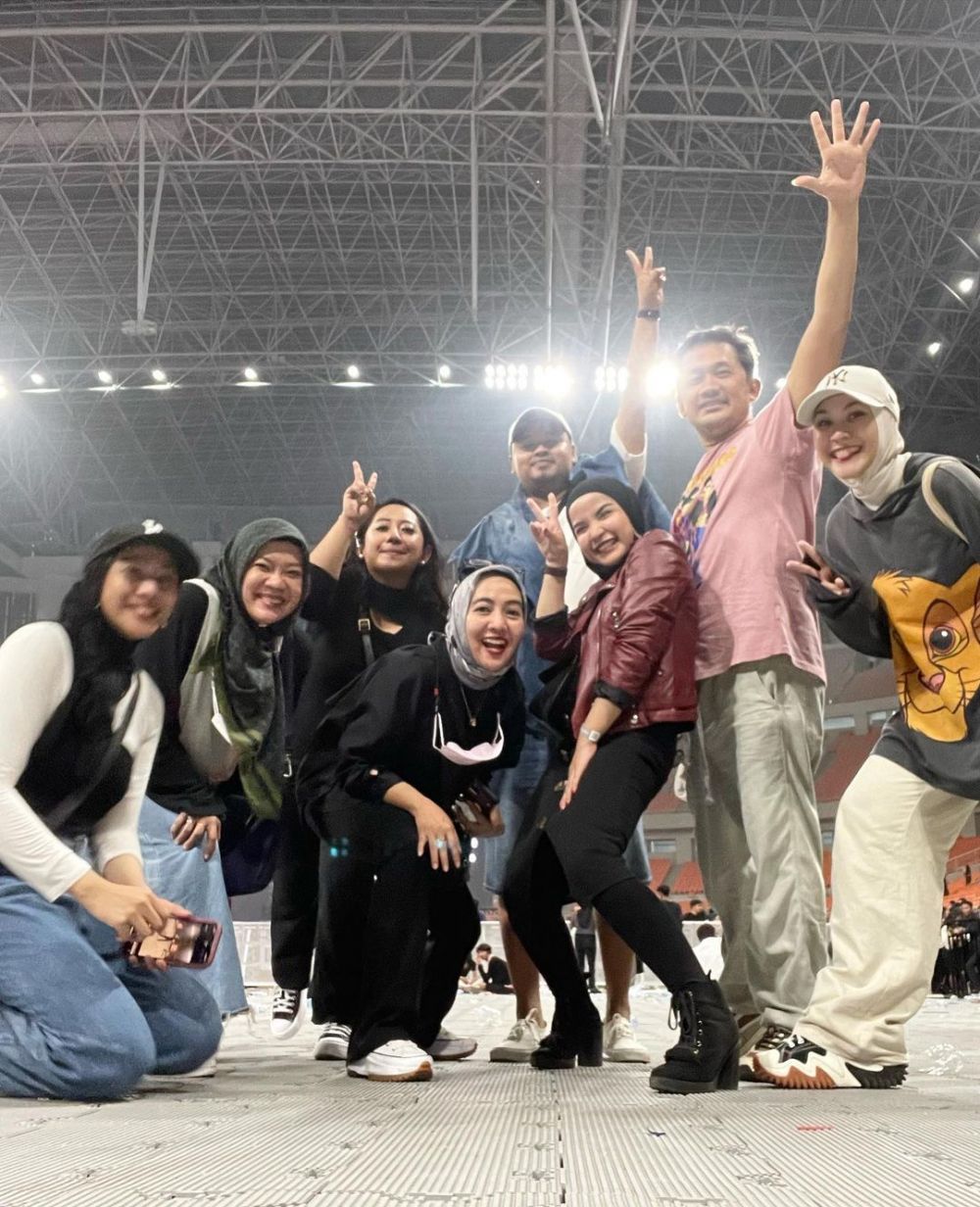 gaya seleb nonton konser dewa 19 © instagram