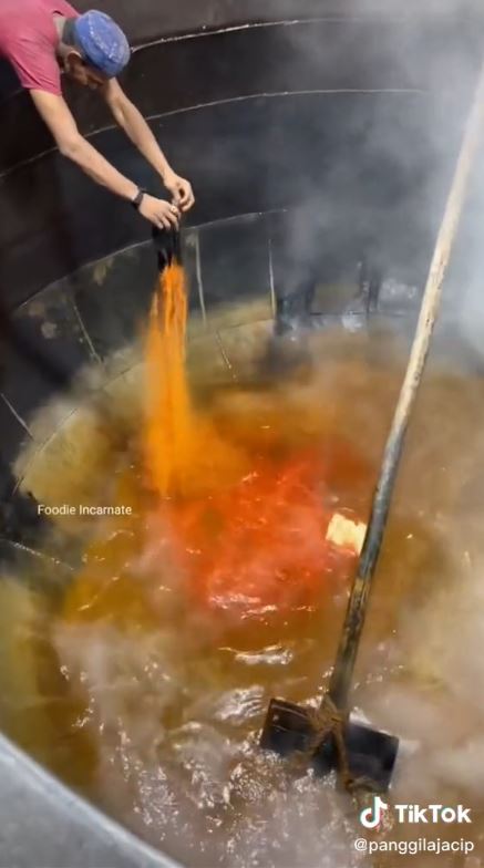 Pakai wajan bekas pasir, 11 potret pembuatan makanan porsi jumbo di India yang ini nggak higienis