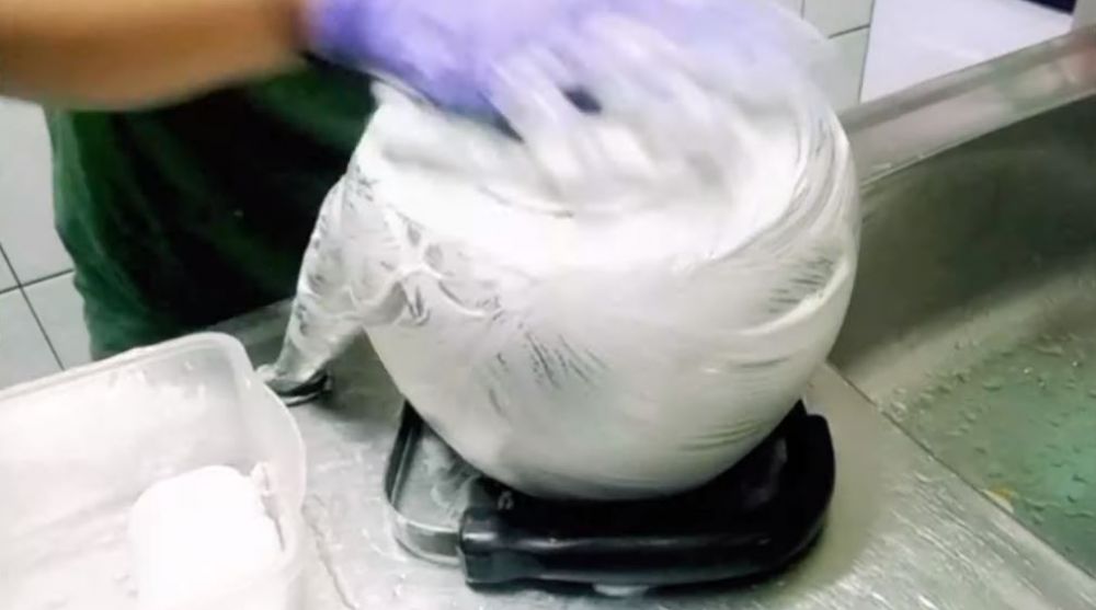 Cara bersihkan noda gosong di bagian luar teko, dijamin ampuh