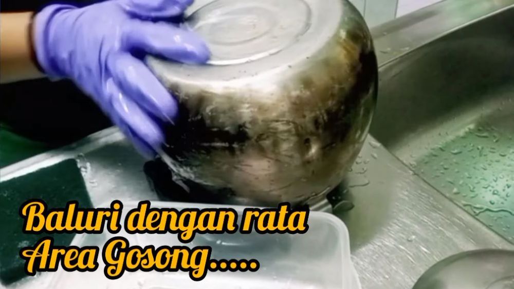 Cara bersihkan noda gosong di bagian luar teko, dijamin ampuh