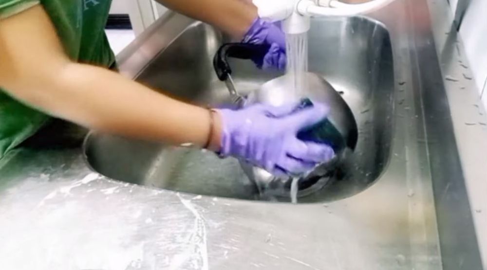 Cara bersihkan noda gosong di bagian luar teko, dijamin ampuh