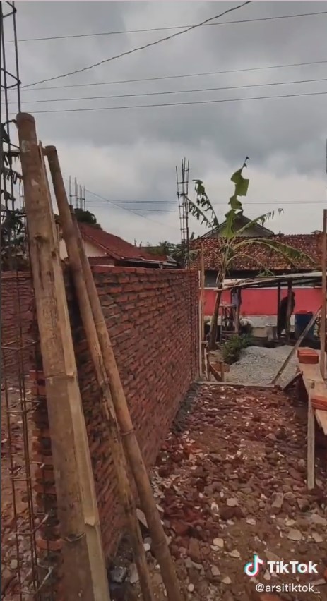 9 Transformasi rumah nenek di kampung usai renovasi, beda banget dari gubuk papan jadi hunian modern