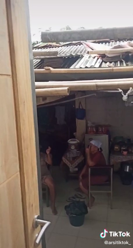 gubuk nenek direnovasi modern © TikTok/@arsitiktok_ gubuk nenek direnovasi modern © TikTok/@arsitiktok_