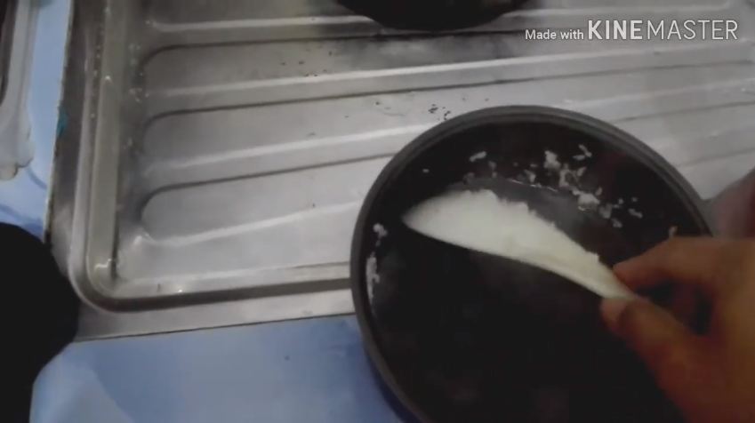 Cuma butuh waktu 10 menit, ini cara praktis bersihkan kerak nasi di panci rice cooker