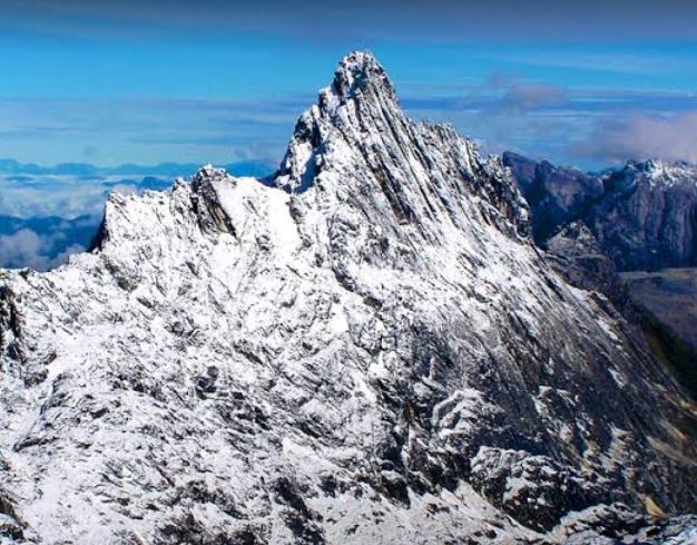 Beriklim tropis, gunung di Papua ini ternyata puncaknya dilapisi salju, begini penjelasannya