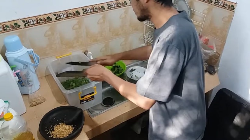 Cuma pakai 2 bumbu dapur, ini trik menghilangkan bau amis dari ikan asin gabus