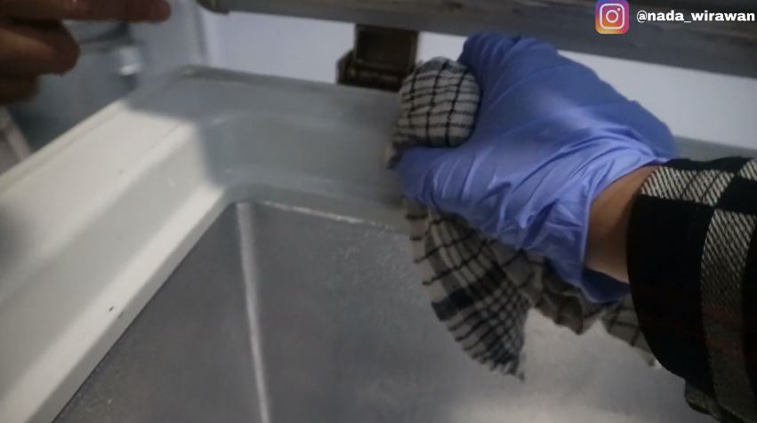 Tanpa perlu disikat, ini cara mudah bersihkan jamur pada karet tutup freezer box