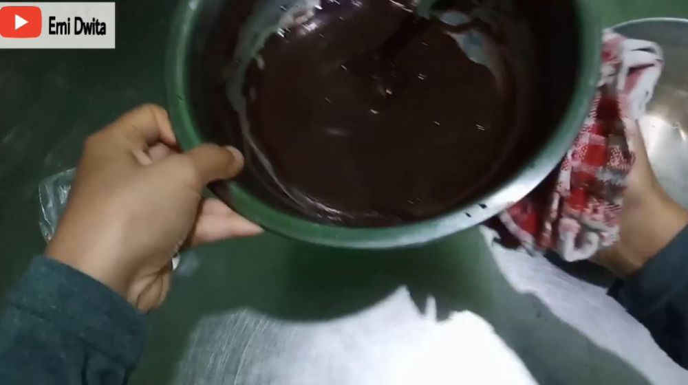 Cara menyimpan sisa cokelat yang sudah dicairkan supaya tidak menggumpal saat dimasak kembali