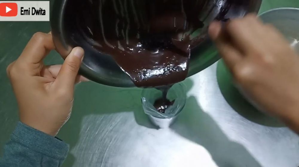 Cara menyimpan sisa cokelat yang sudah dicairkan supaya tidak menggumpal saat dimasak kembali