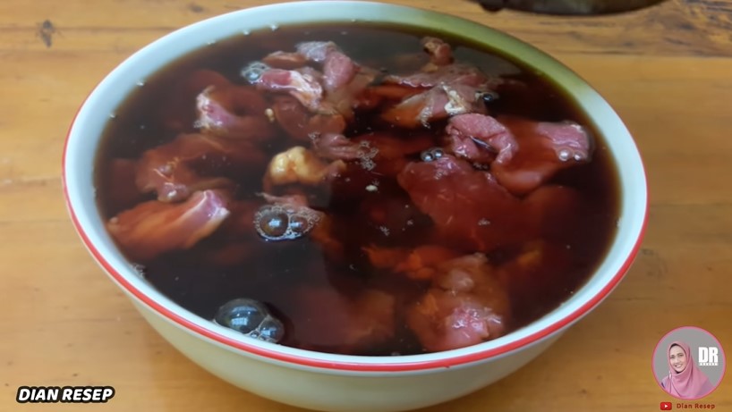 Tanpa direbus, cara marinasi daging sapi agar empuk dan antiamis ini cuma butuh 1 bahan dapur