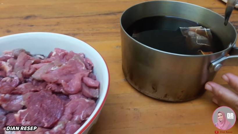 Tanpa direbus, cara marinasi daging sapi agar empuk dan antiamis ini cuma butuh 1 bahan dapur