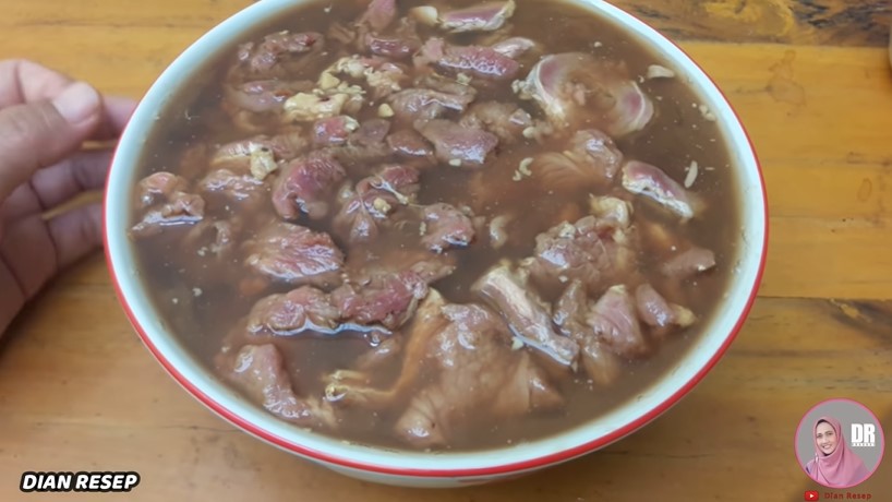 Tanpa direbus, cara marinasi daging sapi agar empuk dan antiamis ini cuma butuh 1 bahan dapur