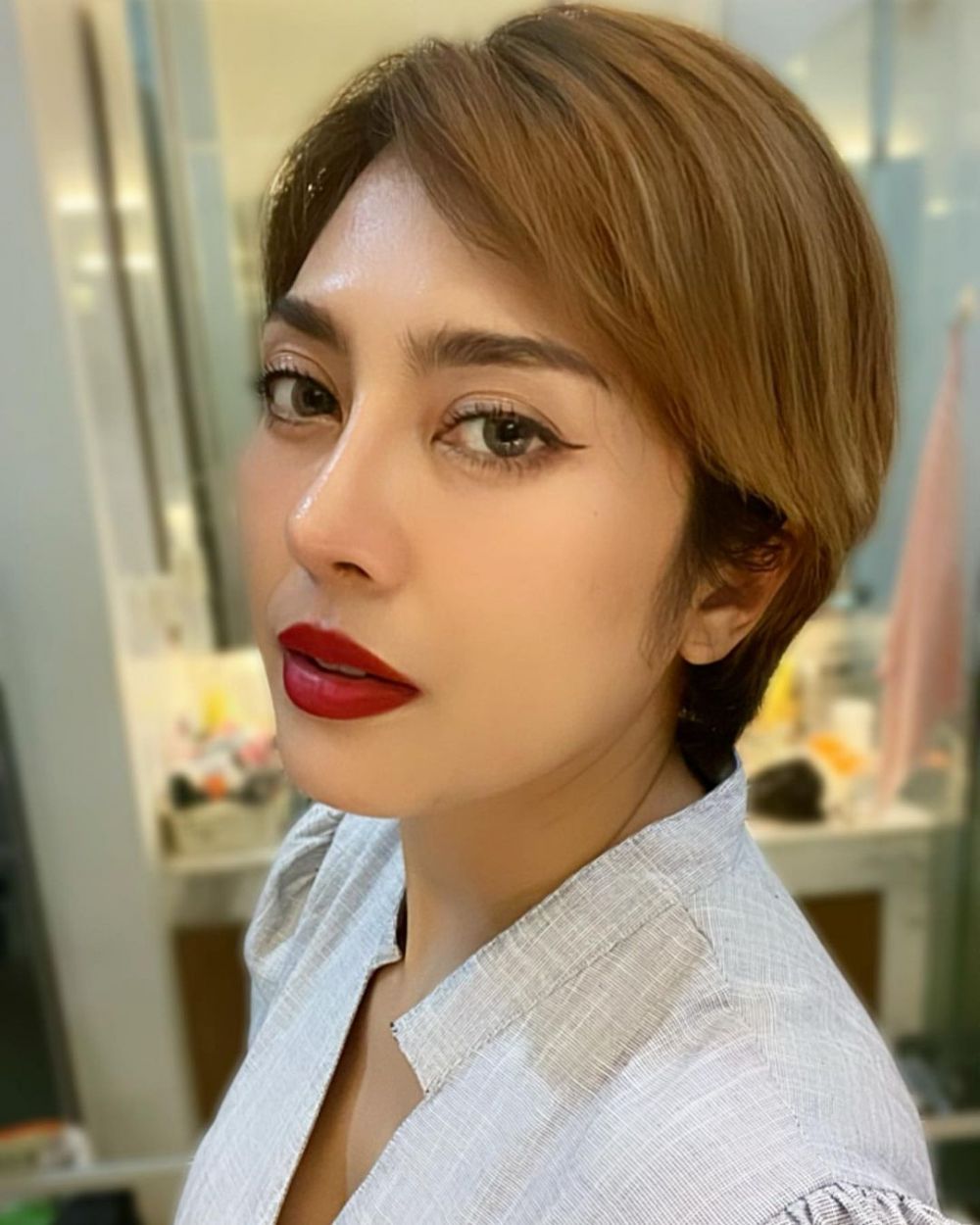 potret terbaru Yenny AFI setelah operasi plastik hidung © 2022 berbagai sumber