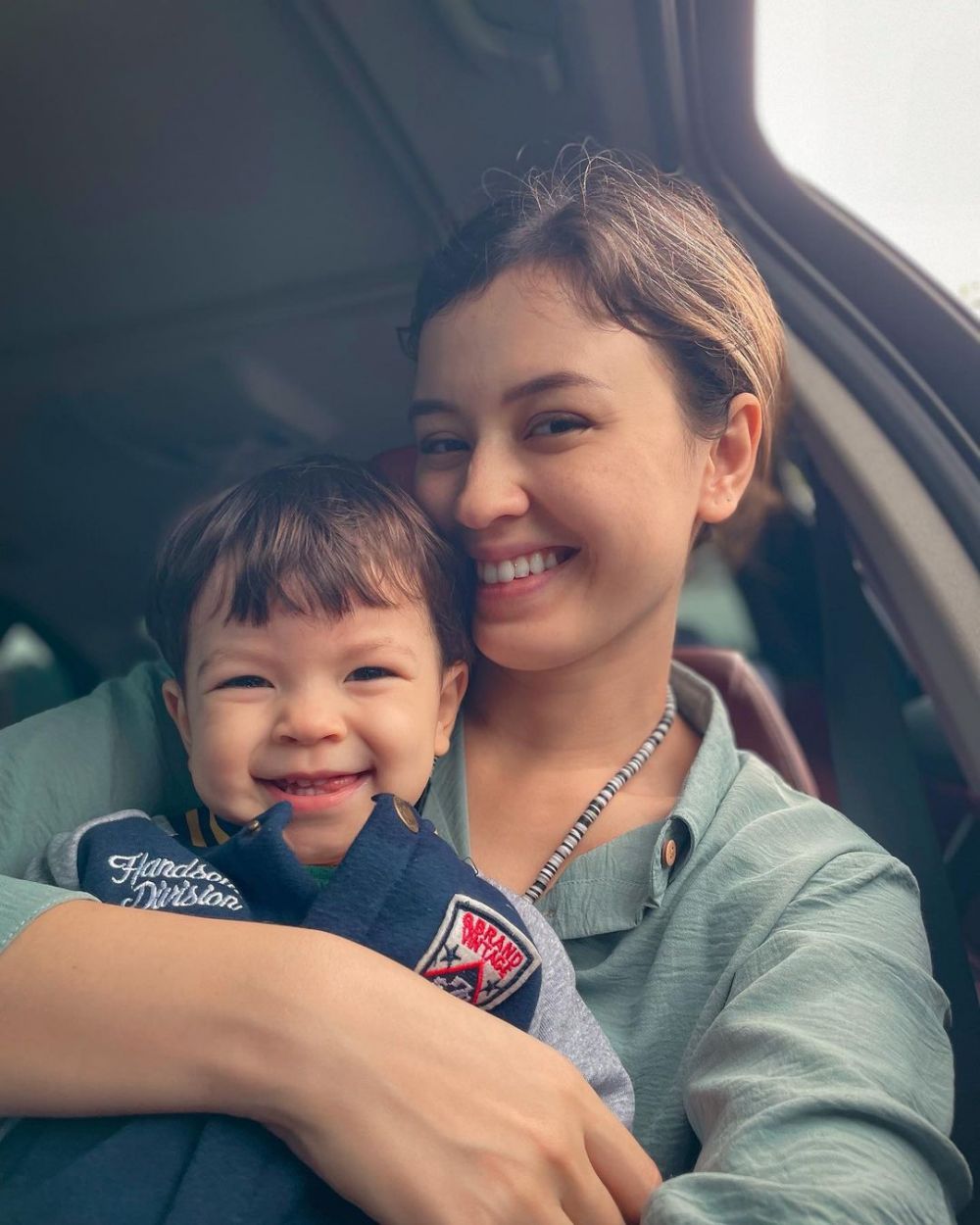 penampilan seleb momong anak tanpa makeup  © 2022 berbagai sumber