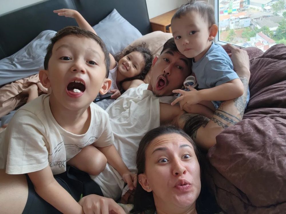 penampilan seleb momong anak tanpa makeup  © 2022 berbagai sumber