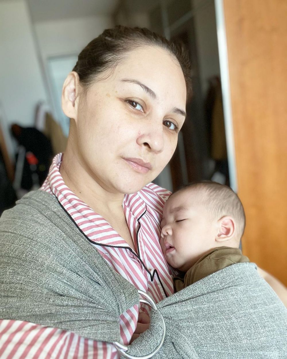 penampilan seleb momong anak tanpa makeup  © 2022 berbagai sumber