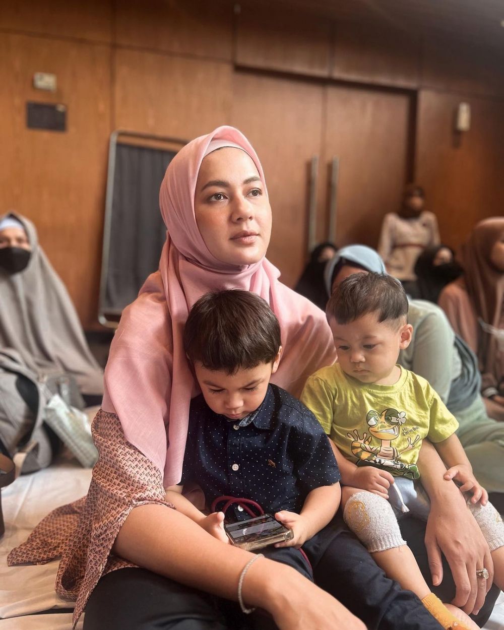 penampilan seleb momong anak tanpa makeup  © 2022 berbagai sumber