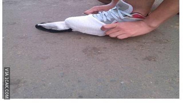 tingkah nyeleneh pakai kaus kaki © Berbagai sumber