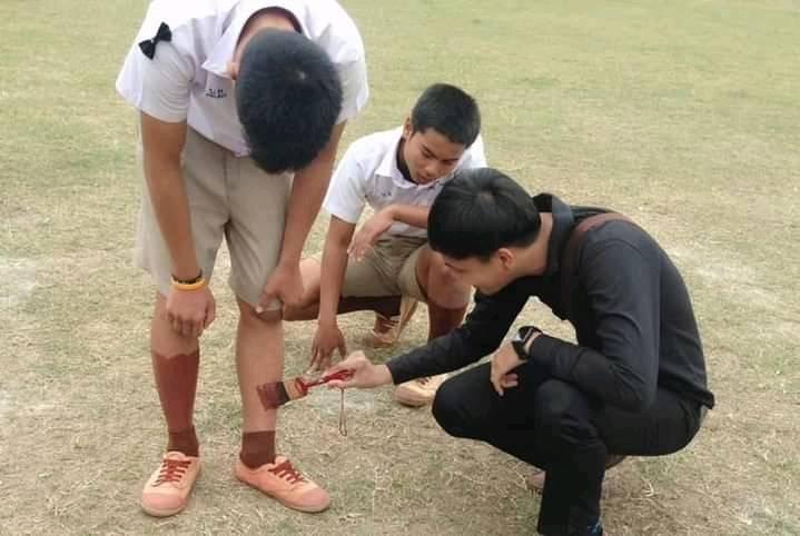 tingkah nyeleneh pakai kaus kaki © Berbagai sumber