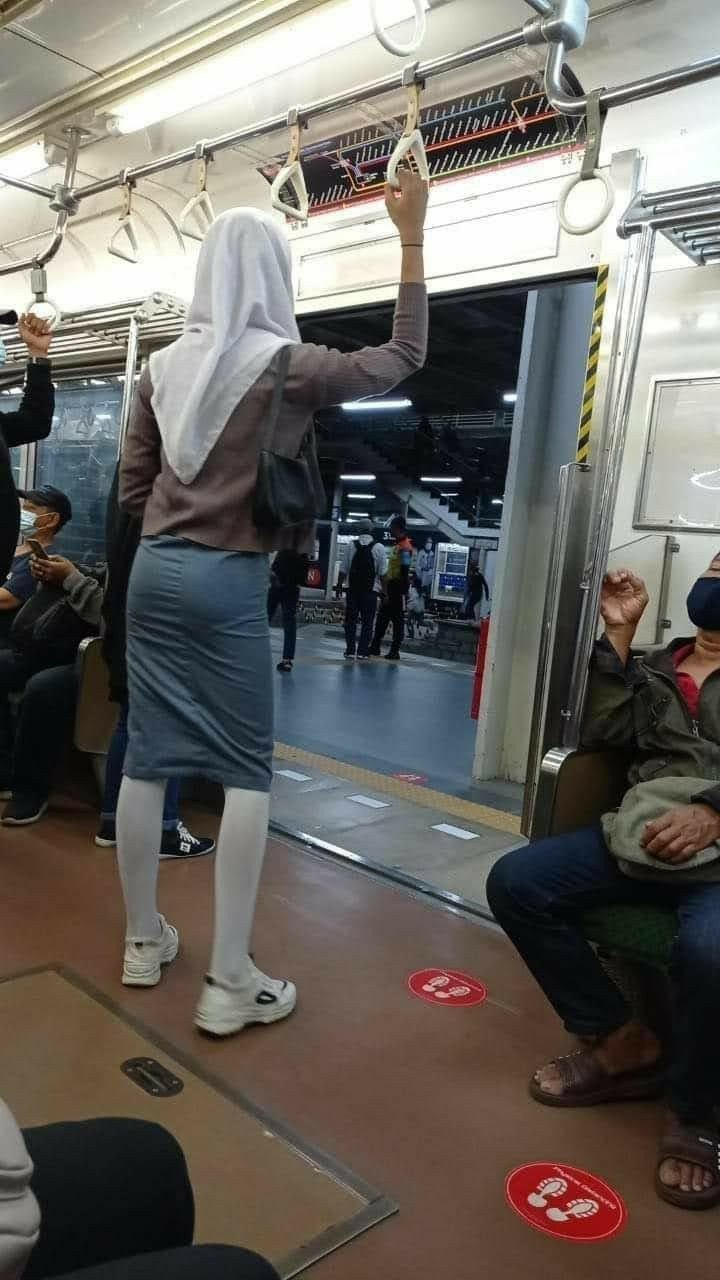 tingkah nyeleneh pakai kaus kaki © Berbagai sumber