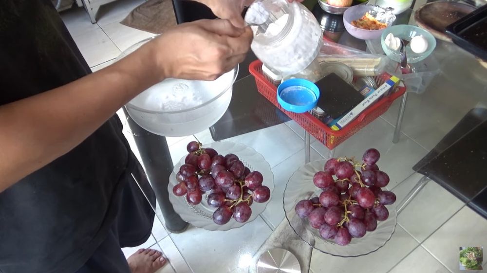 Trik aman membersihkan anggur dari pestisida dan pengawet, cukup pakai satu bahan dapur
