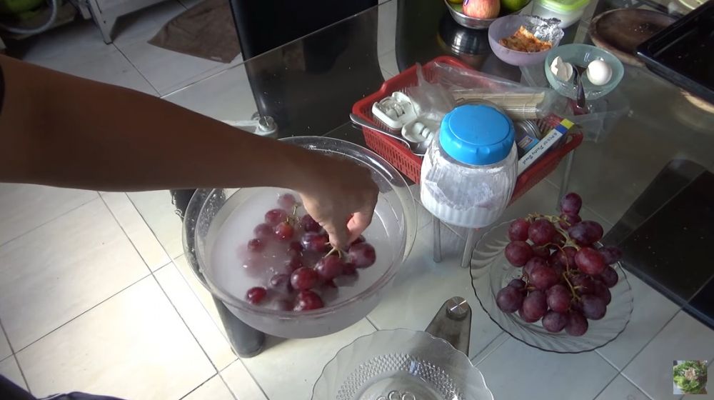 Trik aman membersihkan anggur dari pestisida dan pengawet, cukup pakai satu bahan dapur