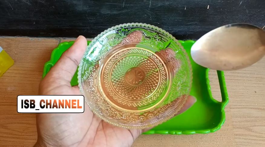 Tanpa direndam air, ini cara mudah melepaskan gelas yang saling menempel