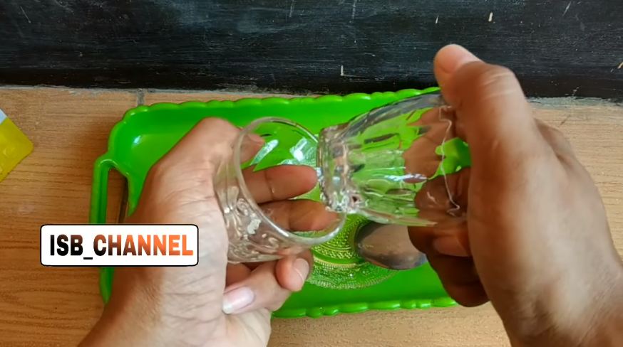 Tanpa direndam air, ini cara mudah melepaskan gelas yang saling menempel