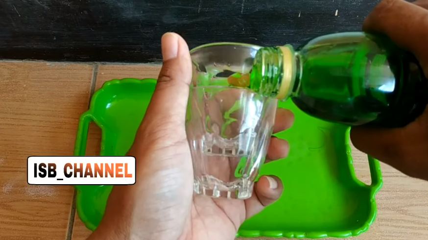 Tanpa direndam air, ini cara mudah melepaskan gelas yang saling menempel