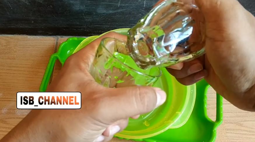 Tanpa direndam air, ini cara mudah melepaskan gelas yang saling menempel