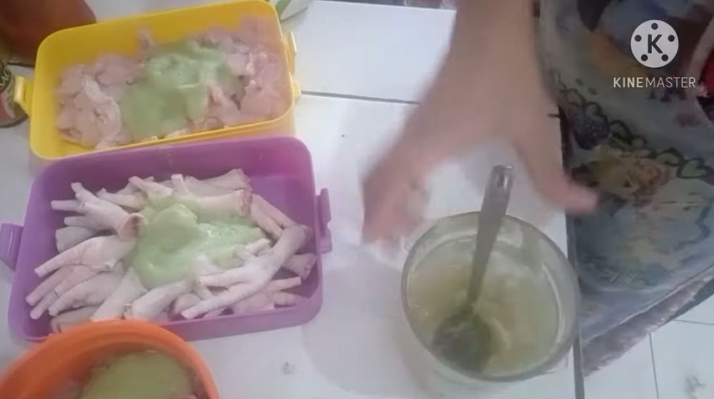 Bukan pakai cuka serta jeruk nipis, begini trik agar potongan ayam tak bau amis dan berlendir