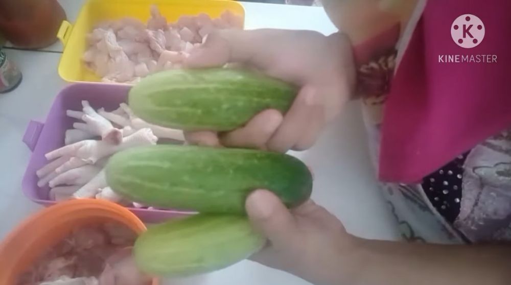 Bukan pakai cuka serta jeruk nipis, begini trik agar potongan ayam tak bau amis dan berlendir