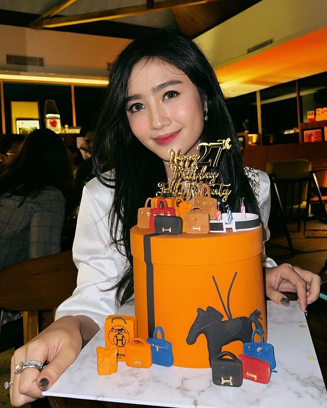 8 Potret kue ulang tahun Febby Rastanty ke-27 ini kece dan elegan, bikin nggak tega makan