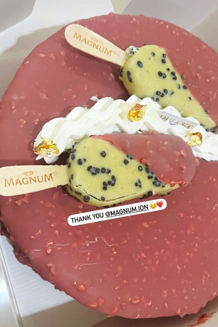 8 Potret kue ulang tahun Febby Rastanty ke-27 ini kece dan elegan, bikin nggak tega makan