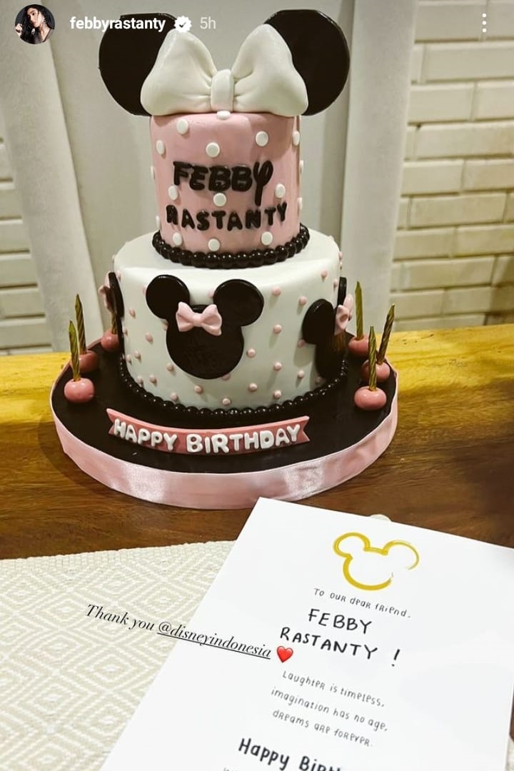8 Potret kue ulang tahun Febby Rastanty ke-27 ini kece dan elegan, bikin nggak tega makan