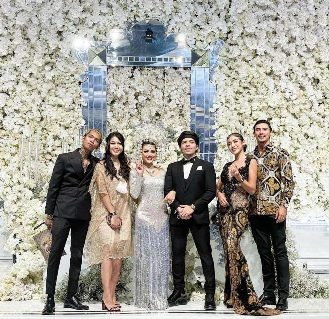 gaya seleb hadiri kondangan dikritik © instagram gaya seleb hadiri kondangan dikritik © instagram