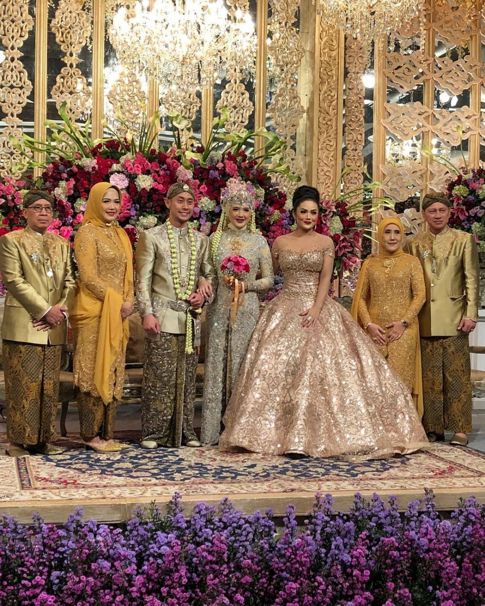 gaya seleb hadiri kondangan dikritik © instagram