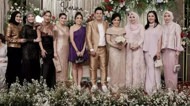 gaya seleb hadiri kondangan dikritik © instagram