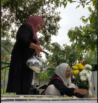 mahasiswi menangis usai wisuda © 2023 brilio.net mahasiswi menangis usai wisuda © 2023 brilio.net