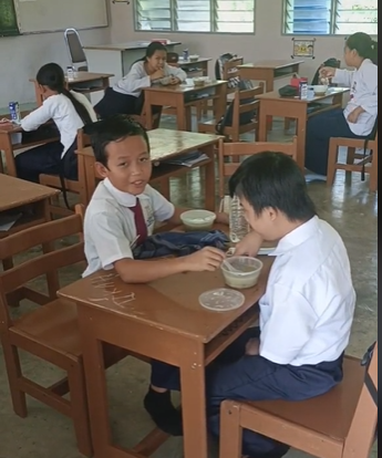 bocah SD menyuapi temannya © 2023 brilio.net bocah SD menyuapi temannya © 2023 brilio.net